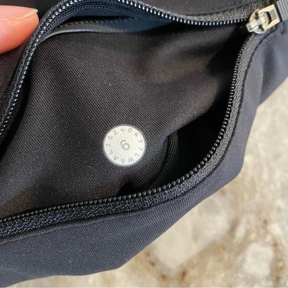 Lululemon Speed Up Crop 21" in Black size 6 Style W6AL7S - Picture 4 of 11